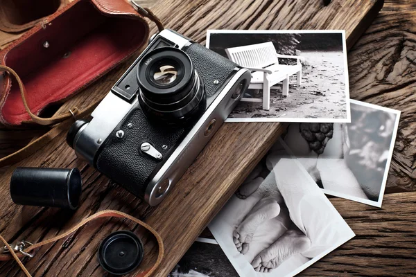 Old rangefinder camera and black-and-white photos. — Stock Photo, Image