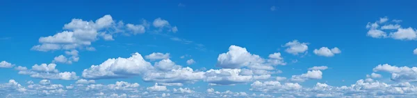 Nuvole di cumulo bianche nel cielo blu. — Foto Stock