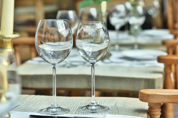 Накрытие стола с бокалами вина в винтажном кафе . — стоковое фото