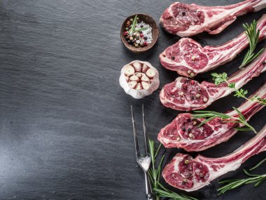 Sarımsak ve otlar ile ham pirzola.