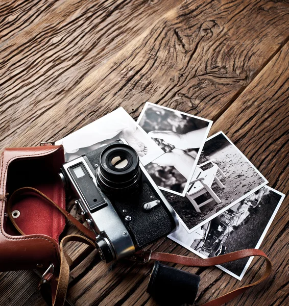 Old rangefinder camera and black-and-white photos. — Stock Photo, Image