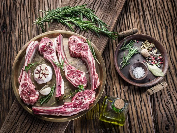 Chuletas de cordero crudas con ajo y hierbas . —  Fotos de Stock