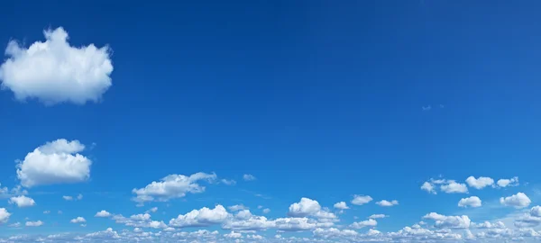Λευκά σύννεφα σωρός στον γαλάζιο ουρανό. — Φωτογραφία Αρχείου