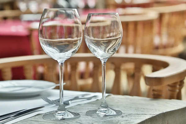 De instelling van de tabel met wijnglazen in het vintage café. — Stockfoto