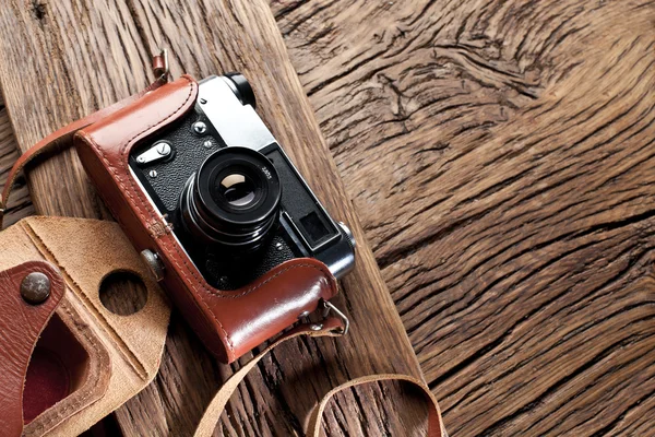 Vecchia fotocamera telemetro sul vecchio tavolo di legno . — Foto Stock