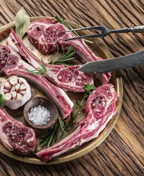 Chuletas de cordero crudas con ajo y hierbas . —  Fotos de Stock