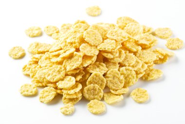 Beyaz arkaplanda mısır gevrekleri. 