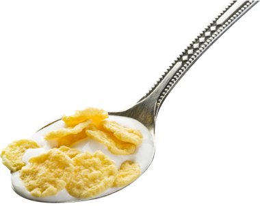 Mısır gevreği beyaz arka plan üzerinde gümüş kaşık. 