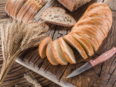 Beyaz ekmek üzerinde ahşap tahta dilimlenmiş.