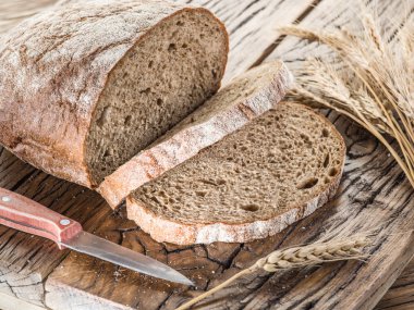 Siyah ekmek üzerinde ahşap tahta dilimlenmiş.