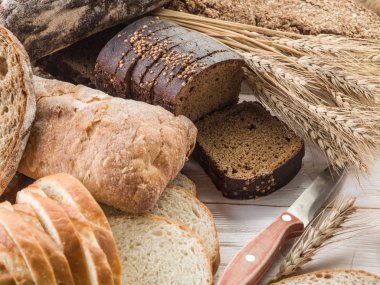 O halde çörekleri ve ahşap masa üzerinde bir buğday.