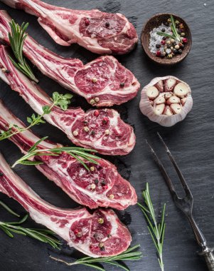 Sarımsak ve otlar ile ham pirzola.