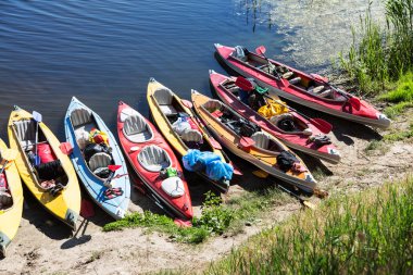 Nehir kıyısında Kano.