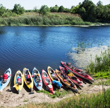 Nehir kıyısında Kano.