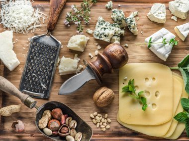 Farklı türleri ile fındık ve otlar peynir.