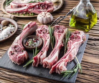 Sarımsak ve otlar ile ham pirzola.