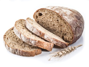 Beyaz arka planda dilimlenmiş ekmek..