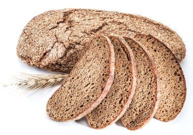 Bir somun ekmek ve beyaz zemin üzerine dilimler.