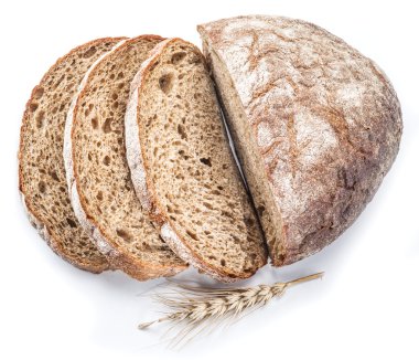 Beyaz arka planda dilimlenmiş ekmek..