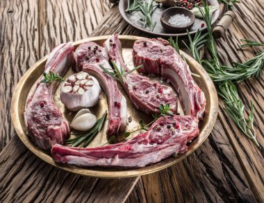 Sarımsak ve otlar ile ham pirzola.