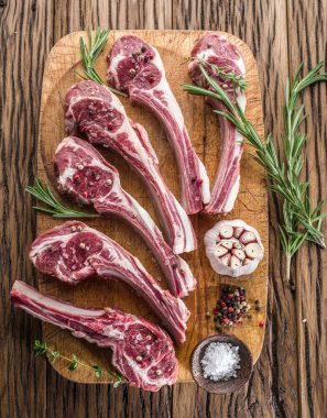 Sarımsak ve otlar ile ham pirzola.