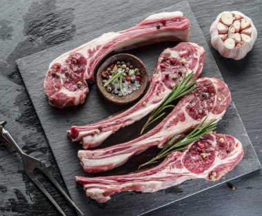 Sarımsak ve otlar ile ham pirzola.