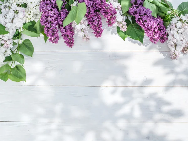 Fleurs lilas fleuries sur la vieille table en bois . — Photo