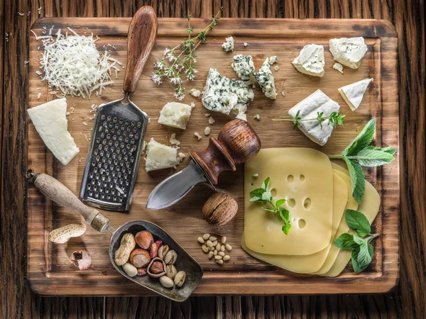 Farklı türleri ile fındık ve otlar peynir. — Stok fotoğraf