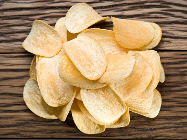 Chips op een houten achtergrond. — Stockfoto