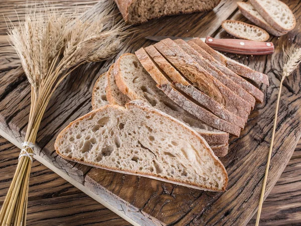 Pane nero affettato sulla tavola di legno . — Foto Stock