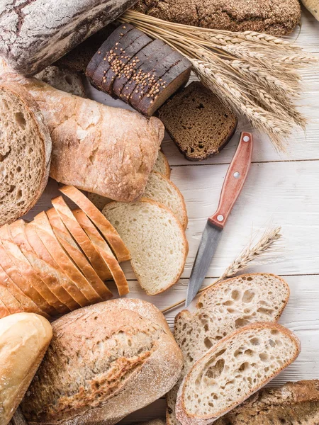 面包、 小麦的木桌. — 图库照片