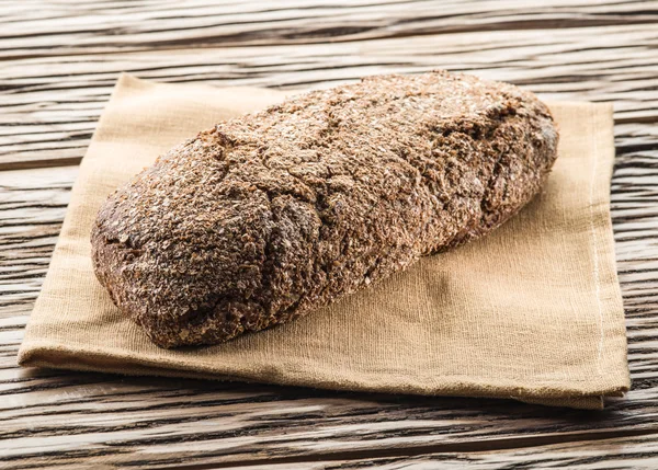 Довгий хліб на дерев'яній дошці . — стокове фото