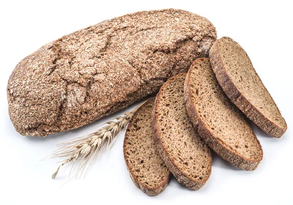 Een brood van brood en segmenten op een witte achtergrond. — Stockfoto