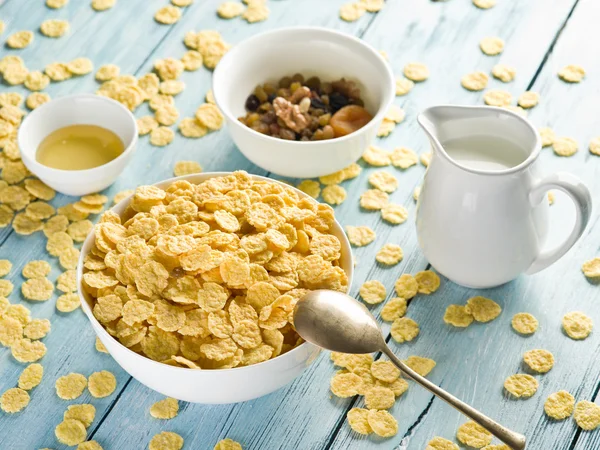 Copos de maíz cereales y leche . — Foto de Stock