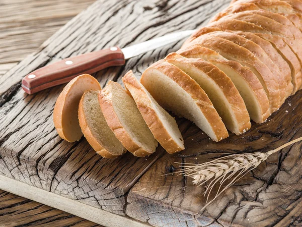 Pan blanco en rodajas en la tabla de madera . — Foto de Stock