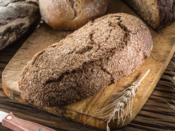 Roggebrood brood op de houten plank. — Stockfoto