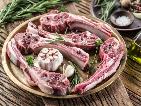 Chuletas de cordero crudas con ajo y hierbas . —  Fotos de Stock