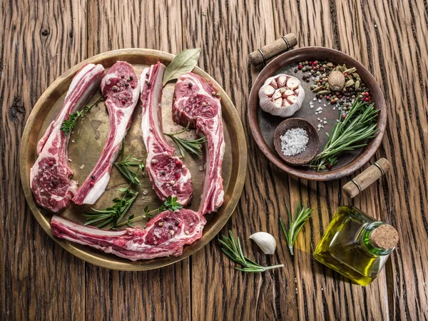 Chuletas de cordero crudas con ajo y hierbas . —  Fotos de Stock