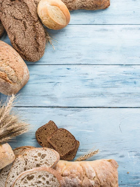 Bröd och en vete på personalen i trä. — Stockfoto