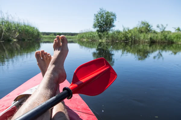 Man's legs over canoe. Resting time. — Stock Photo, Image