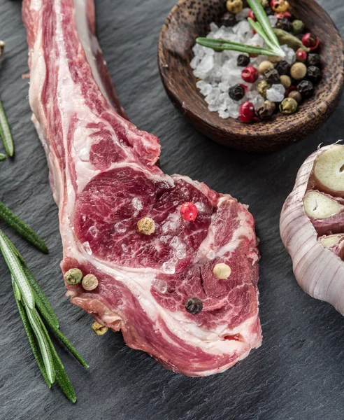 Chuletas de cordero crudas con ajo y hierbas . —  Fotos de Stock