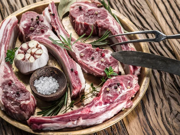 Stock image Raw lamb chops with garlic and herbs.