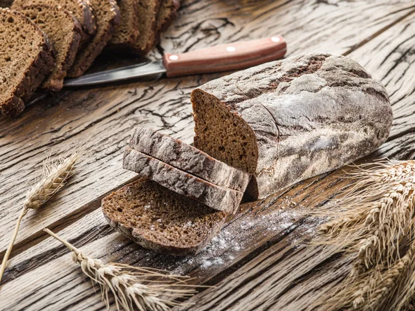나무 판자에 검은 빵을 슬라이스. — 스톡 사진