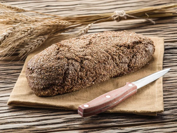 Нарезанный черный хлеб на деревянной доске . — стоковое фото