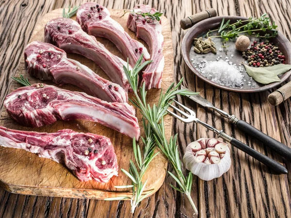 Costolette di agnello crudo con aglio ed erbe aromatiche . — Foto Stock