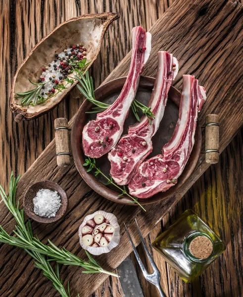 Chuletas de cordero crudas con ajo y hierbas . —  Fotos de Stock