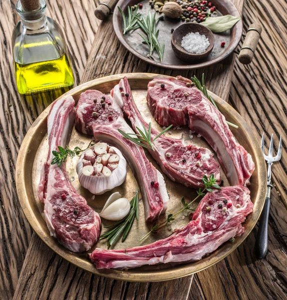 Costolette di agnello crudo con aglio ed erbe aromatiche . — Foto Stock