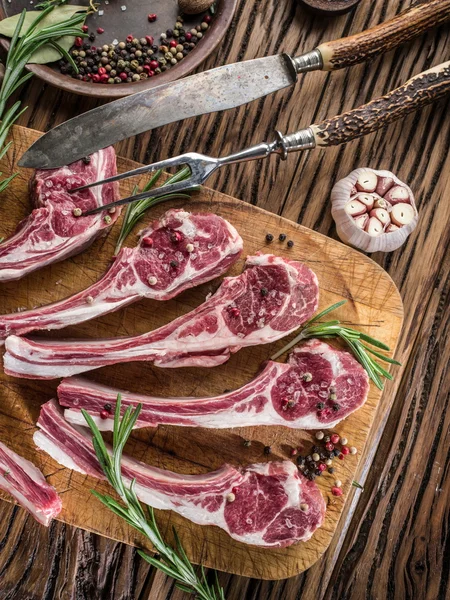 Chuletas de cordero crudas con ajo y hierbas . —  Fotos de Stock