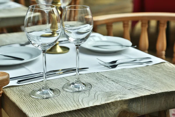 Ajuste de mesa con copas de vino en el café vintage . — Foto de Stock