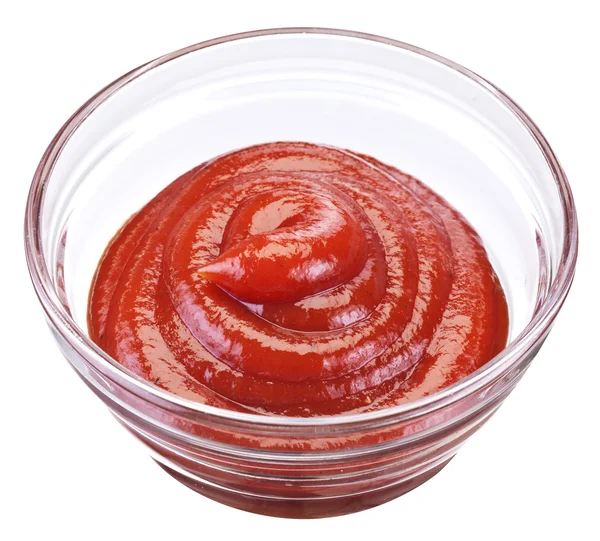 Tomatenketchup in de kleine kom. Bestand bevat uitknippaden. — Stockfoto